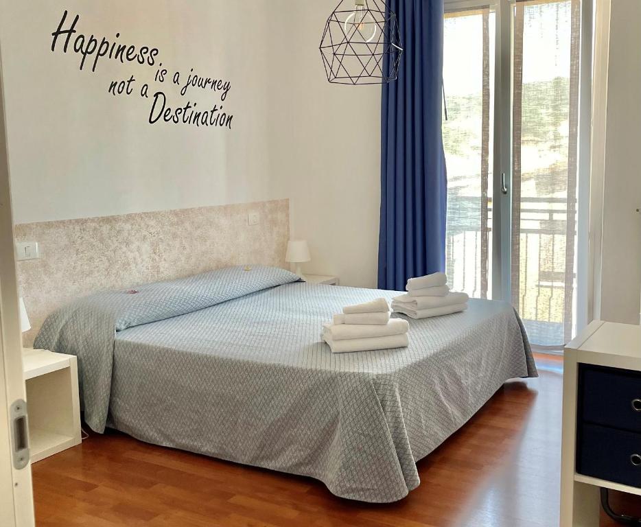um quarto com uma cama com duas toalhas em Bardolino City Life Apartments em Bardolino