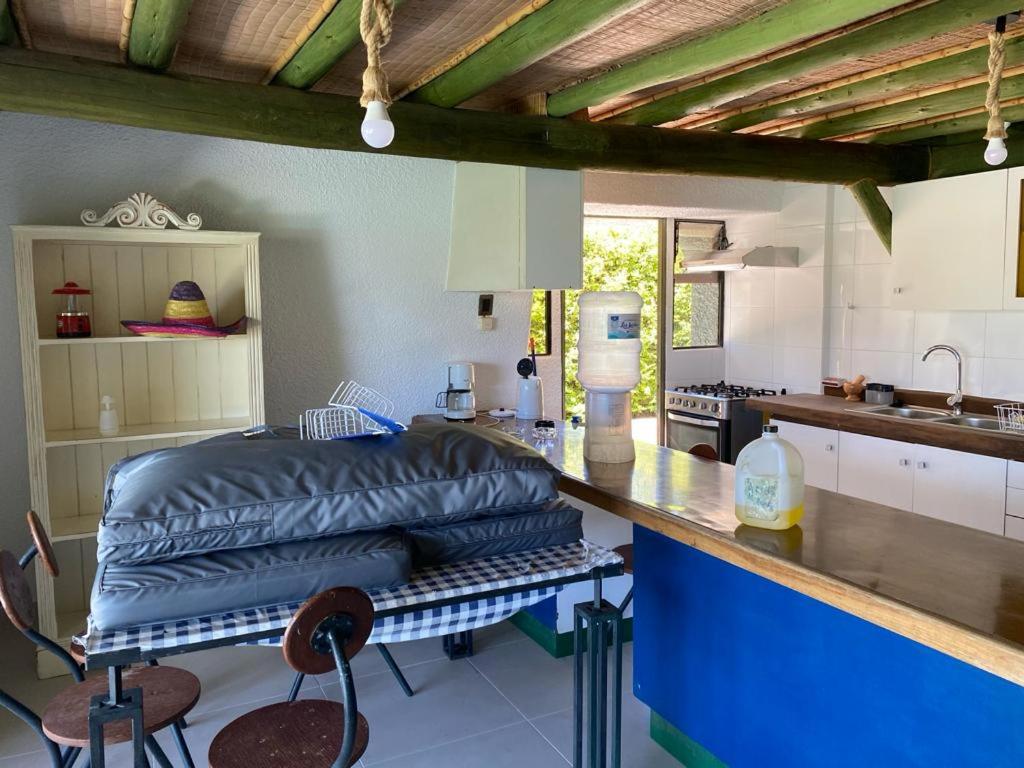 une cuisine avec un grand canapé sur un comptoir dans l'établissement Costa del Sol de Rapel, à La Estrella