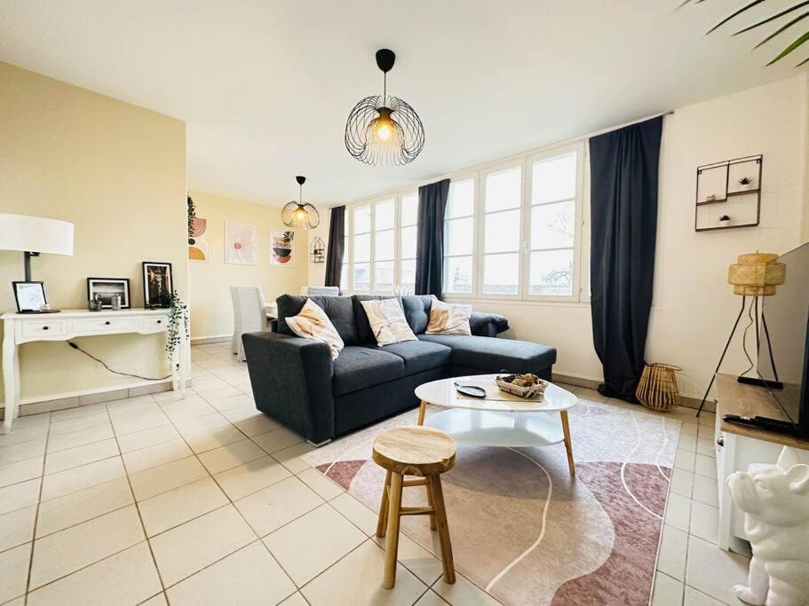 拉昂的住宿－Maison des chenizelles，客厅配有沙发和桌子