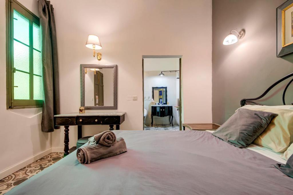 Postel nebo postele na pokoji v ubytování Boho Rooms Sliema