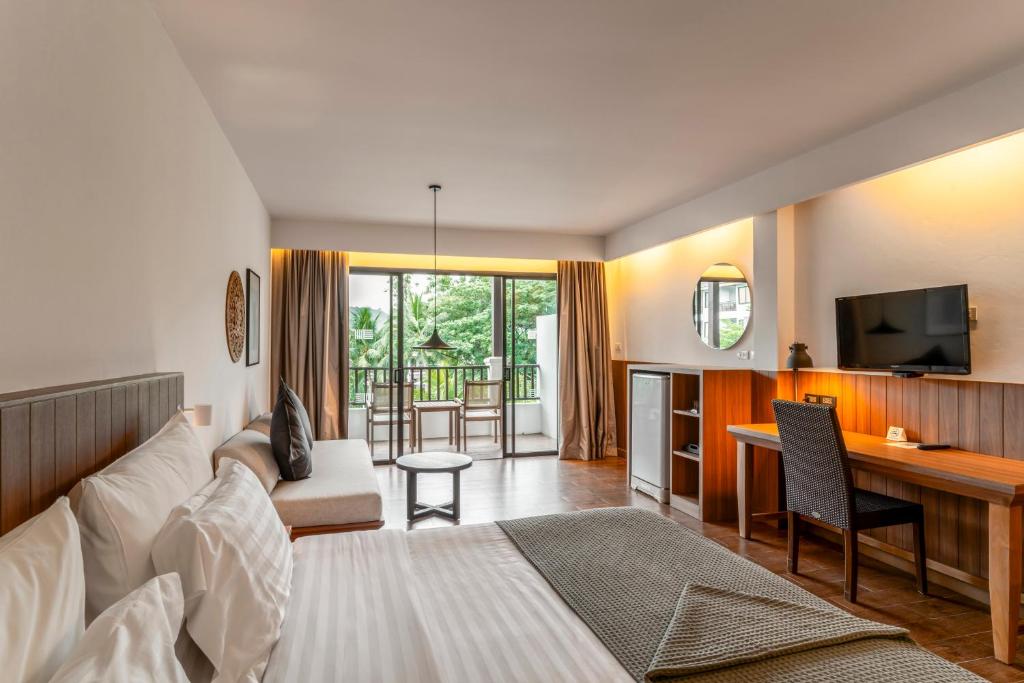 Sunprime Kamala Beach - Grand Deluxe Pool View Room
