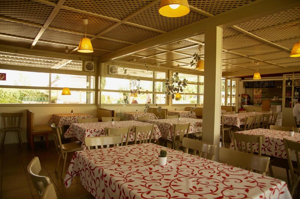 Restaurace v ubytování Storchencamp Gästehaus Purbach