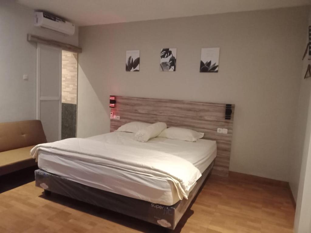 Postel nebo postele na pokoji v ubytování NK Villa Syariah And Cafe Prigen