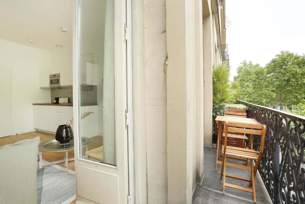 Balc&oacute; o terrassa a Apartment Center of Paris by Studio prestige