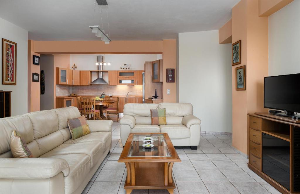 sala de estar con sofá y mesa de centro en Idalia Nature Haven, Three-Bedroom Apartment, en Kournás