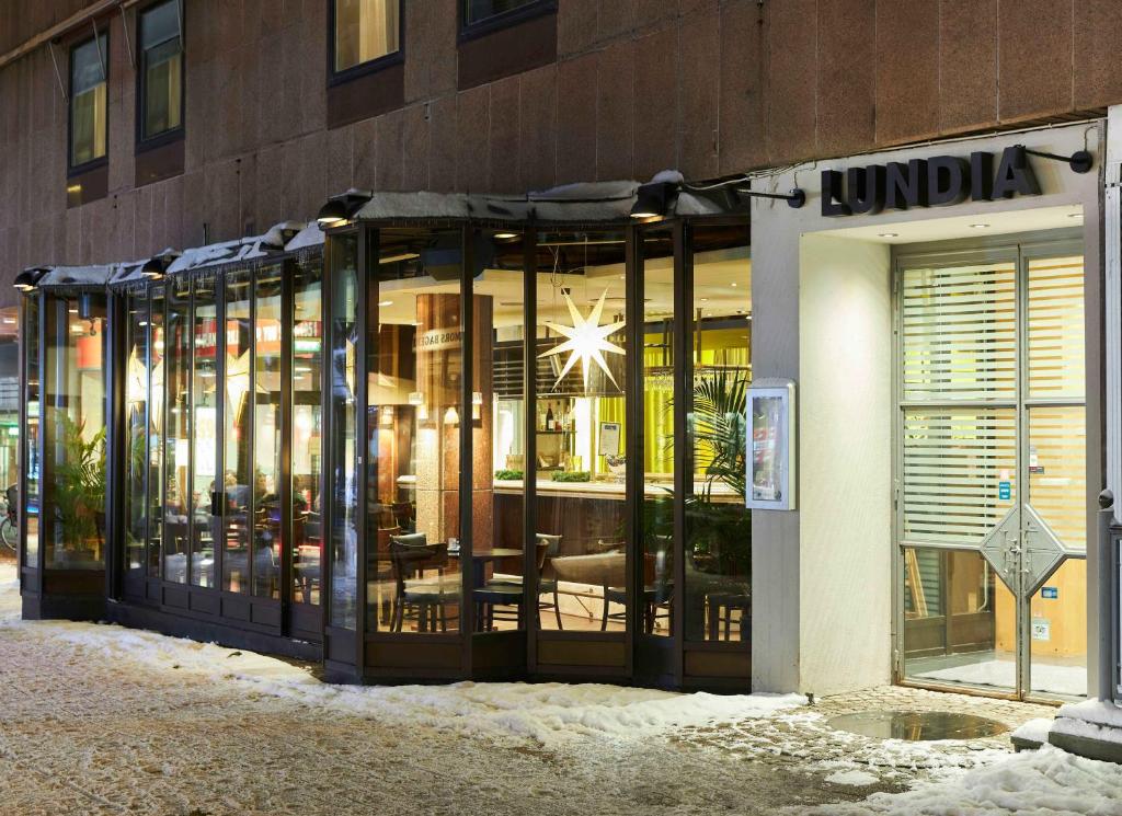 une façade de magasin avec un bouquet de portes en verre dans l'établissement Hotel Lundia, à Lund