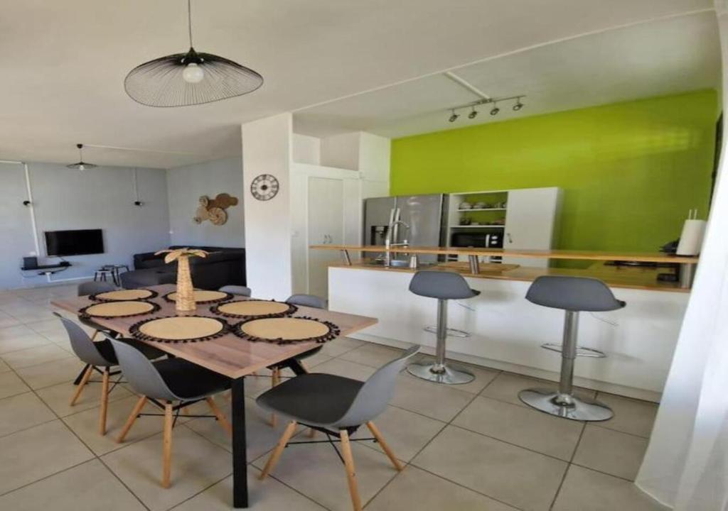 Kuchyň nebo kuchyňský kout v ubytování Maïlly - Charmante villa T5 avec piscine - Empire House