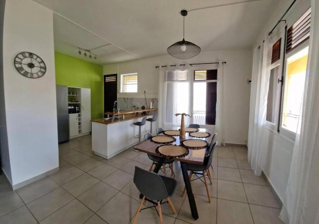 Kuchyň nebo kuchyňský kout v ubytování Maïlly - Charmante villa T5 avec piscine - Empire House