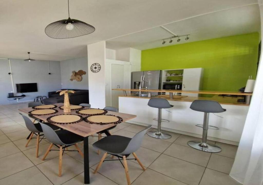 Kuchyň nebo kuchyňský kout v ubytování Maïlly - Charmante villa T5 avec piscine - Empire House
