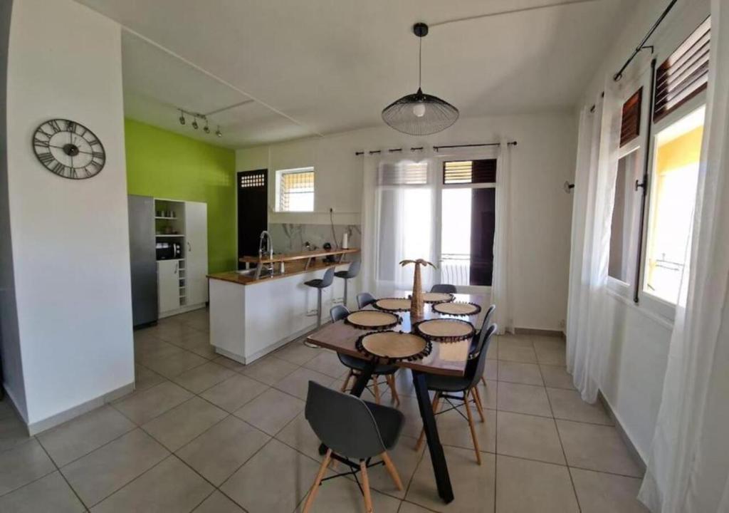 Kuchyň nebo kuchyňský kout v ubytování Maïlly - Charmante villa T5 avec piscine - Empire House
