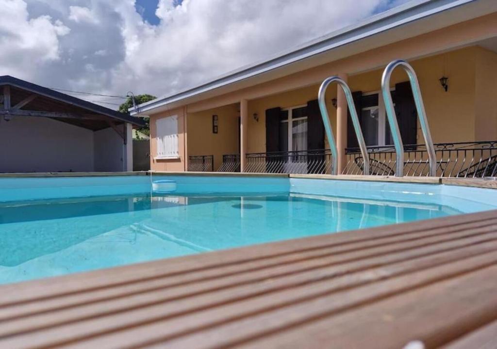 Bazén v ubytování Maïlly - Charmante villa T5 avec piscine - Empire House nebo v jeho okolí