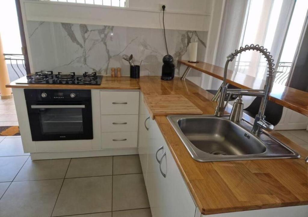Kuchyň nebo kuchyňský kout v ubytování Maïlly - Charmante villa T5 avec piscine - Empire House