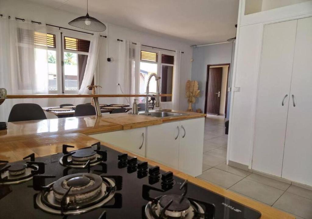 Kuchyň nebo kuchyňský kout v ubytování Maïlly - Charmante villa T5 avec piscine - Empire House