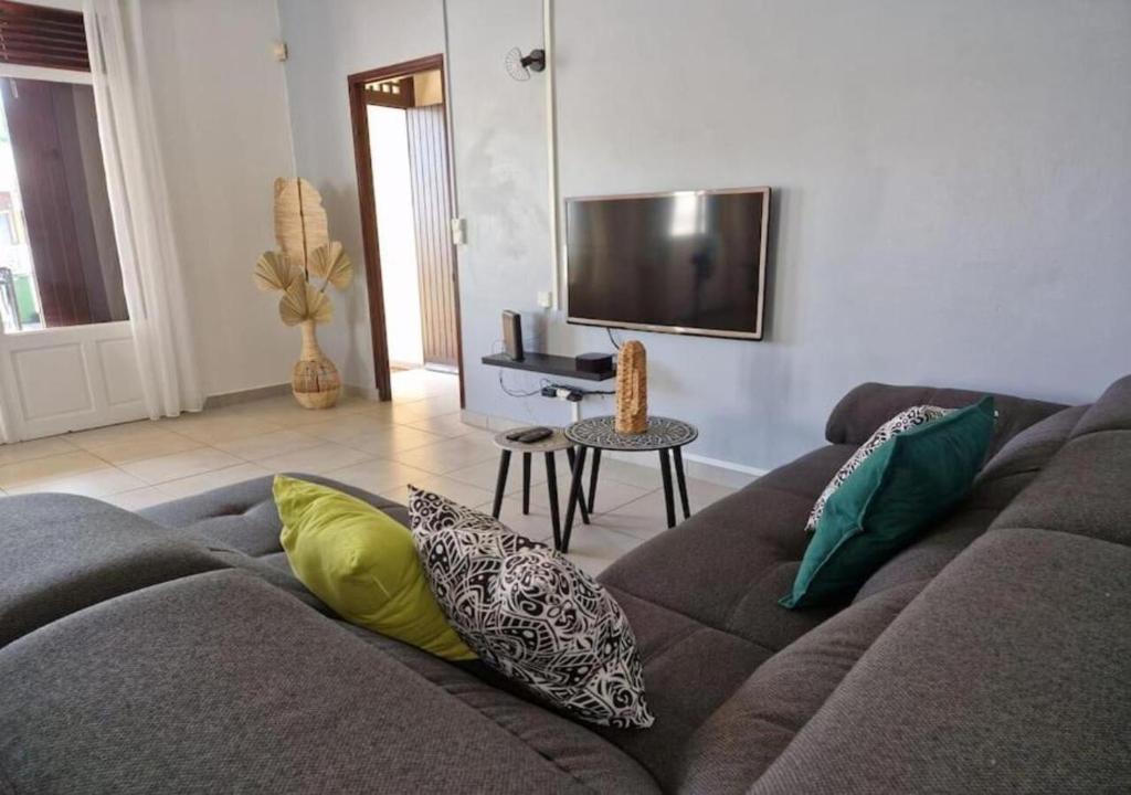 TV a/nebo společenská místnost v ubytování Maïlly - Charmante villa T5 avec piscine - Empire House
