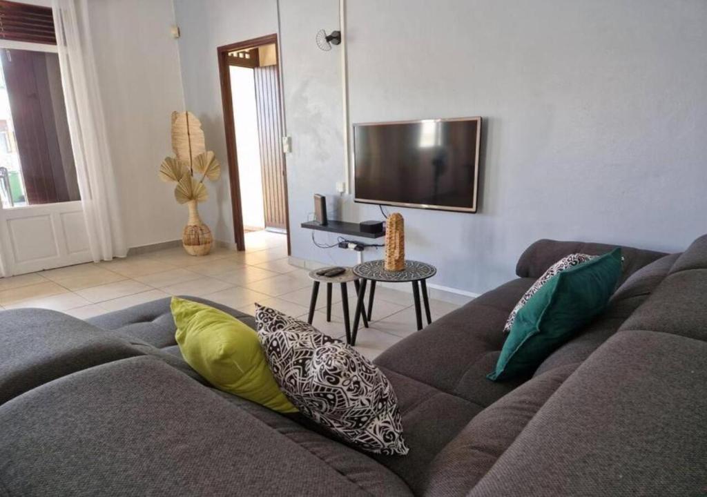 TV a/nebo společenská místnost v ubytování Maïlly - Charmante villa T5 avec piscine - Empire House