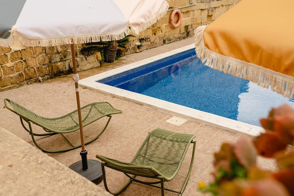 Bazén v ubytování Charming & Stylish Historic Farmhouse with Pool nebo v jeho okolí