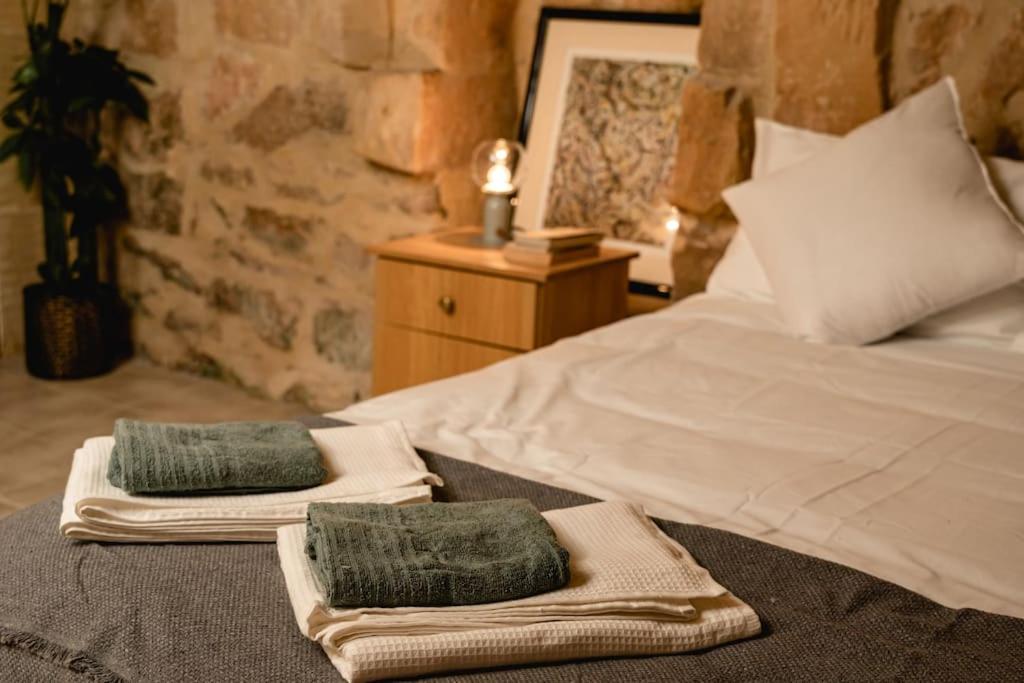 Postel nebo postele na pokoji v ubytování Charming & Stylish Historic Farmhouse with Pool