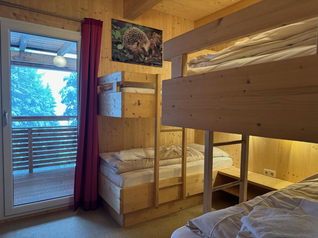 Bunk bed o mga bunk bed sa kuwarto sa Chalet Bastion