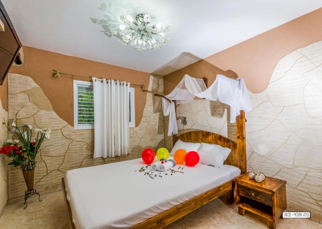 Postel nebo postele na pokoji v ubytování Moon Light Yavneʼel