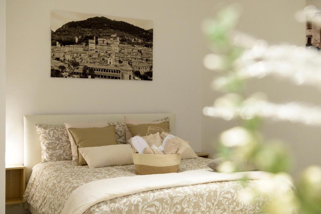 1 dormitorio con 1 cama con una foto en la pared en Casa Falcucci, en Gubbio