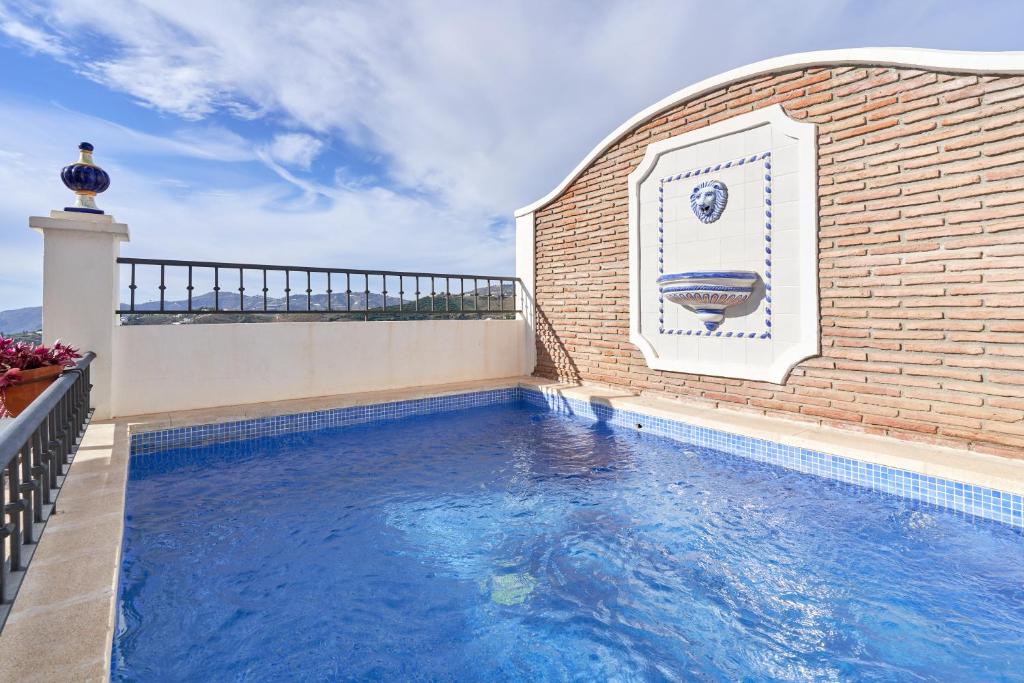 una piscina sul lato di un edificio di Apartment private swimming pool a Frigiliana