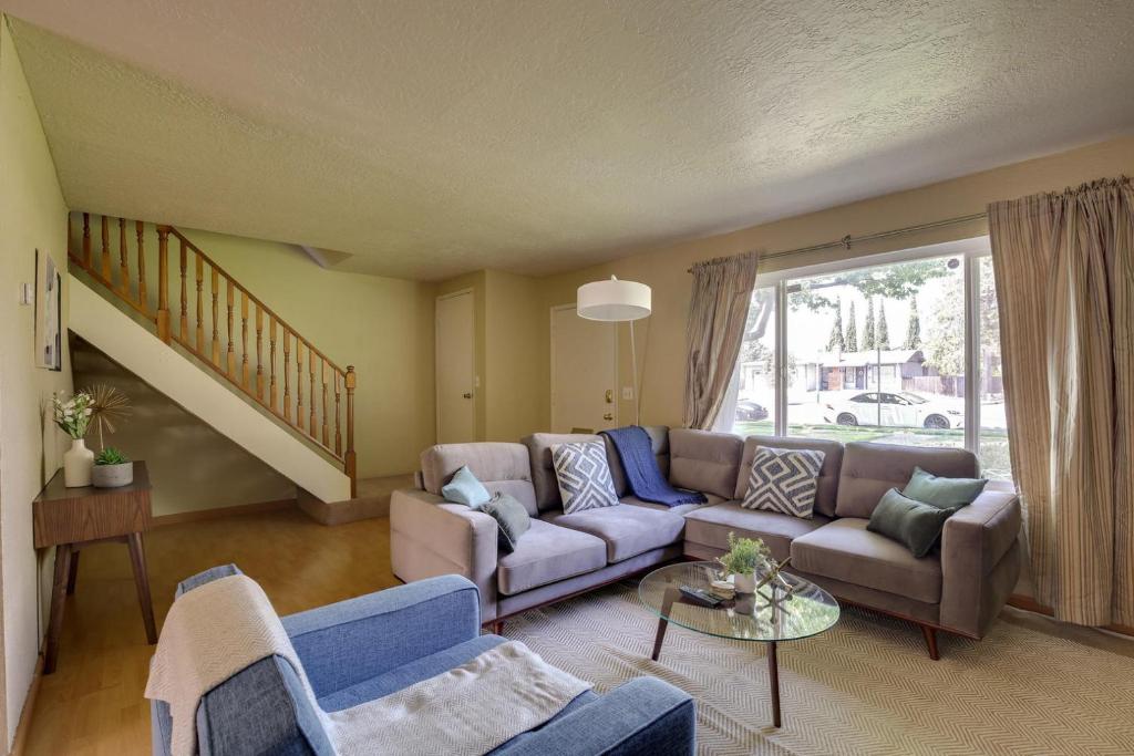 Φωτογραφία από το άλμπουμ του South San Jose 3br w garage wd backyard SFO-1507 σε Milpitas