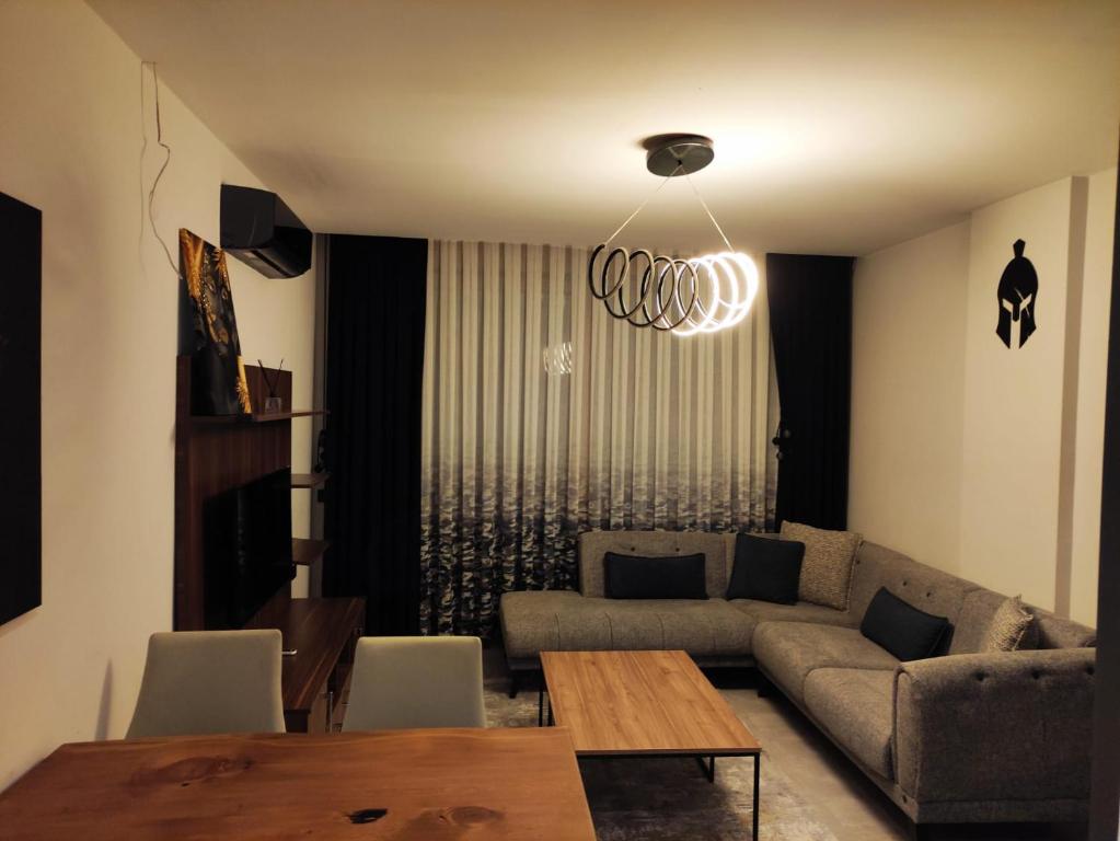 Hermes rezidans في أنطاليا: غرفة معيشة مع أريكة وطاولة