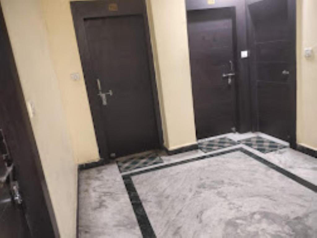 un couloir vide avec deux portes dans un bâtiment dans l'établissement HOTEL THAKUR SHRI , BHOPAL, à Bhopal