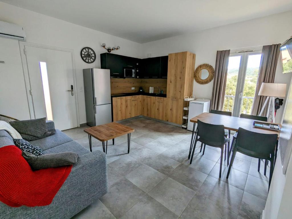 Kuchyňa alebo kuchynka v ubytovaní Résidence hôtelière les hameaux de saint cyprien appartement 35 M2 1 chambre