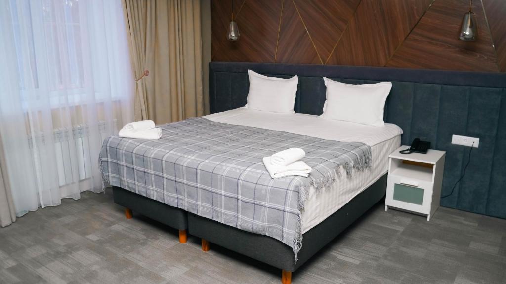 Säng eller sängar i ett rum på Timber Hotel