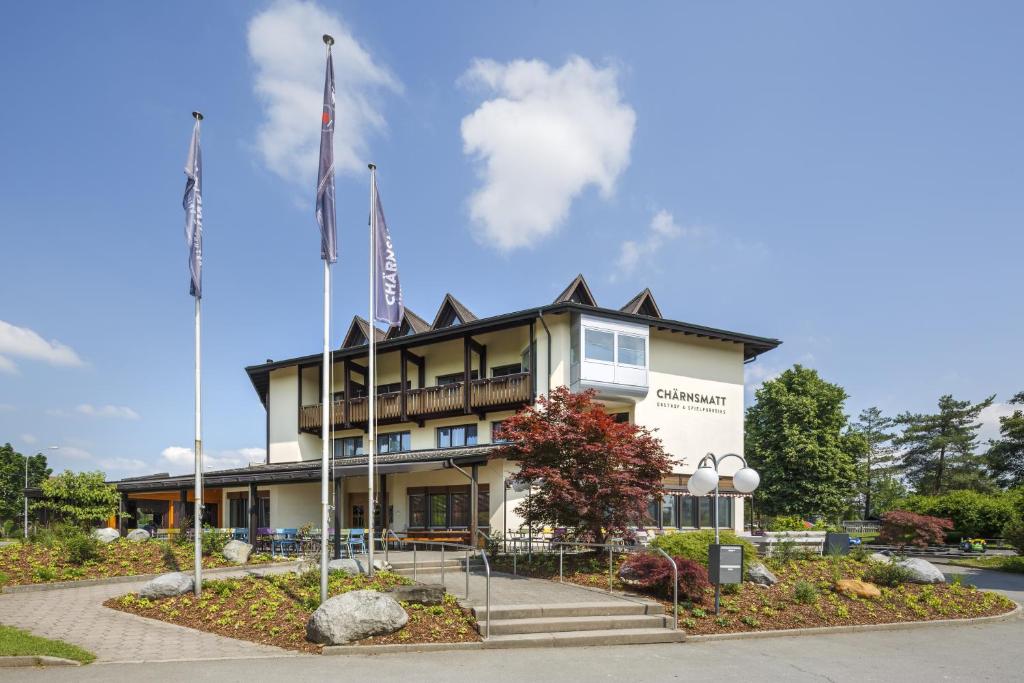 een gebouw met twee vlaggen ervoor bij Hotel & Restaurant Chärnsmatt in Rothenburg