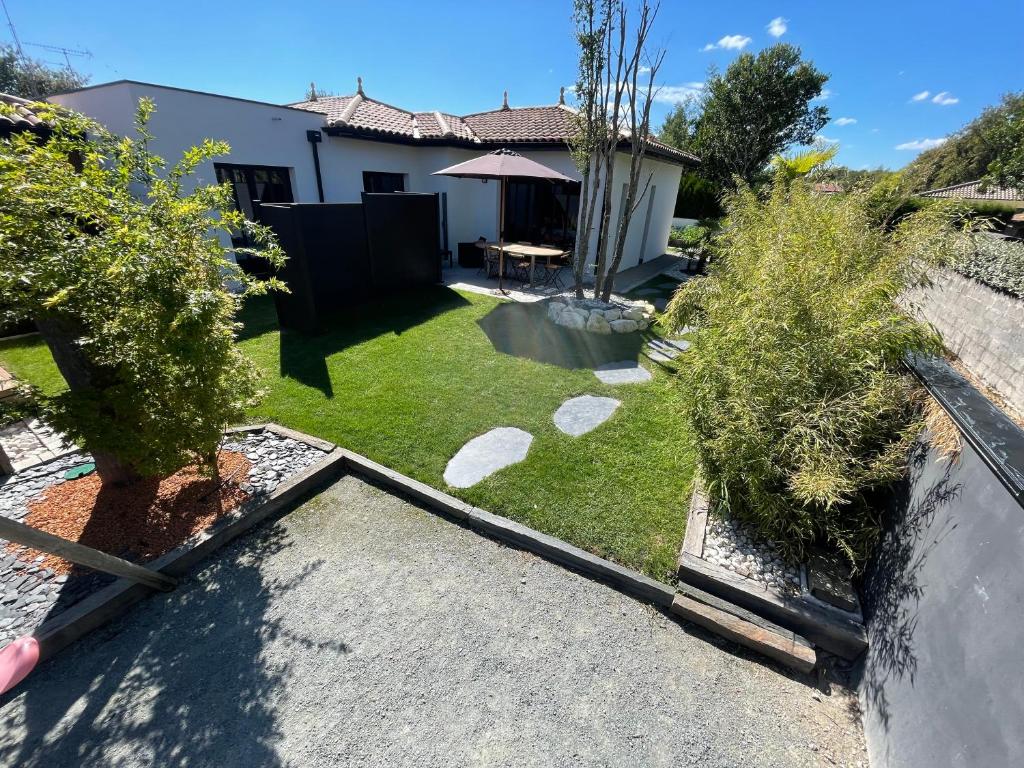 Κήπος έξω από το Jolie Villa avec SPA et Balnéothérapie