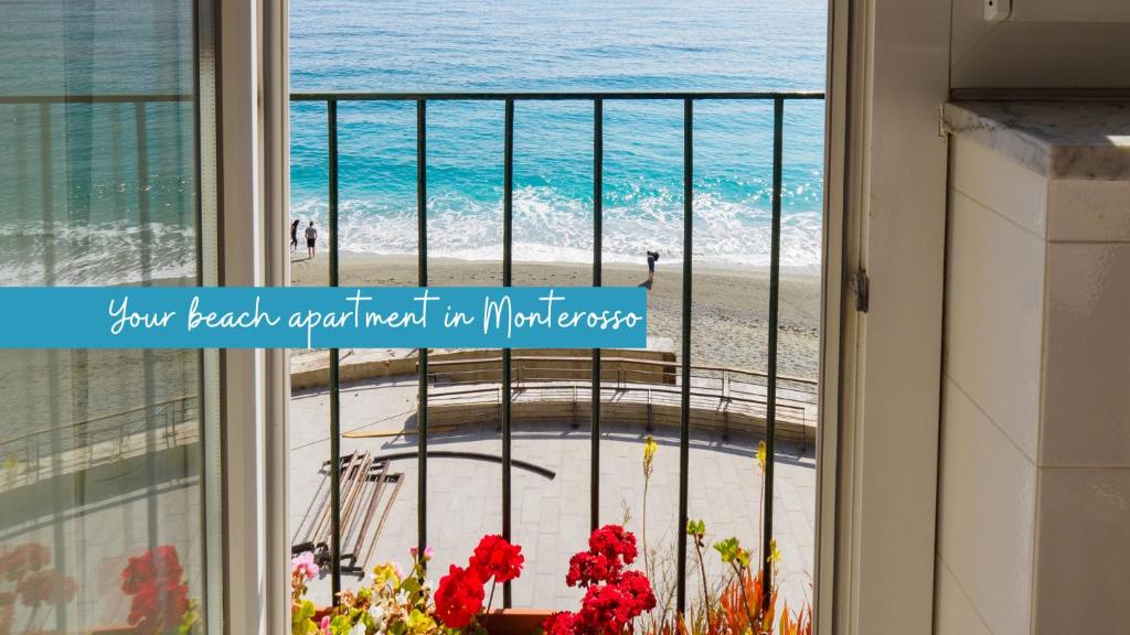 Zimmer mit Fenster und Strandblick in der Unterkunft Giaella Sea View Apartment in Monterosso al Mare