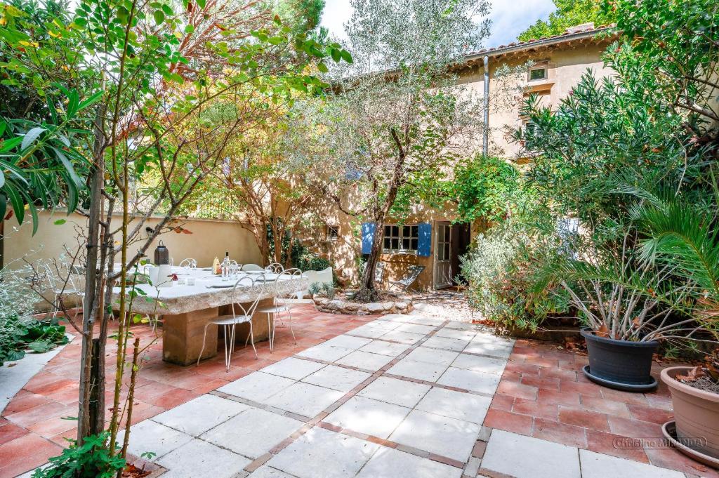 ヴァルレアスにあるLa Passerelleの屋外パティオ(テーブル、木付)