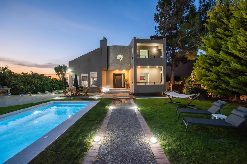 Bazén v ubytování Villa Greenera ,By IdealStay Experience nebo v jeho okolí