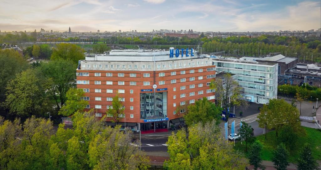 eine Aussicht auf ein Gebäude in einer Stadt in der Unterkunft WestCord Art Hotel Amsterdam 3 stars in Amsterdam