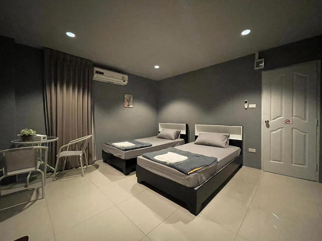 Postel nebo postele na pokoji v ubytování Baan Pheun Hostel บ้านเพื่อน โฮสเทล