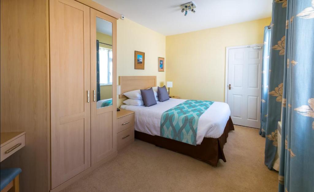 Una cama o camas en una habitación de Biarritz Hotel
