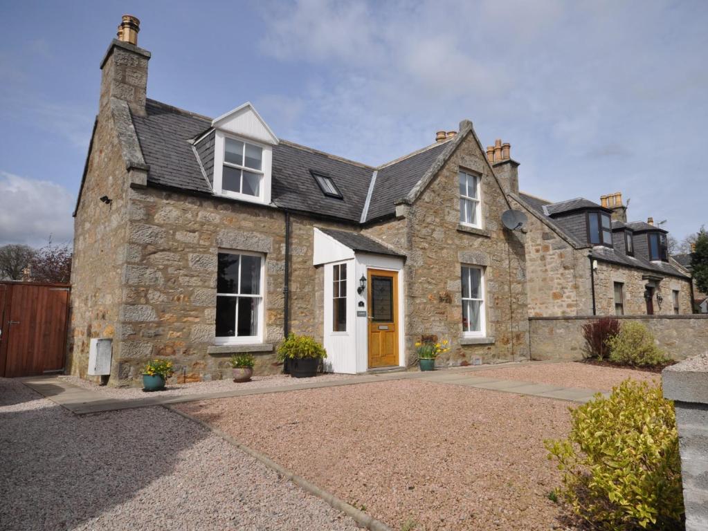 an old stone house with a driveway at 2 bed in Huntly AB171 in Huntly