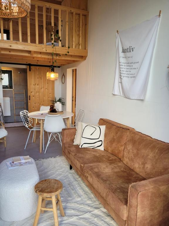 Posezení v ubytování Tiny House Lantliv Oostkapelle, bij de boer