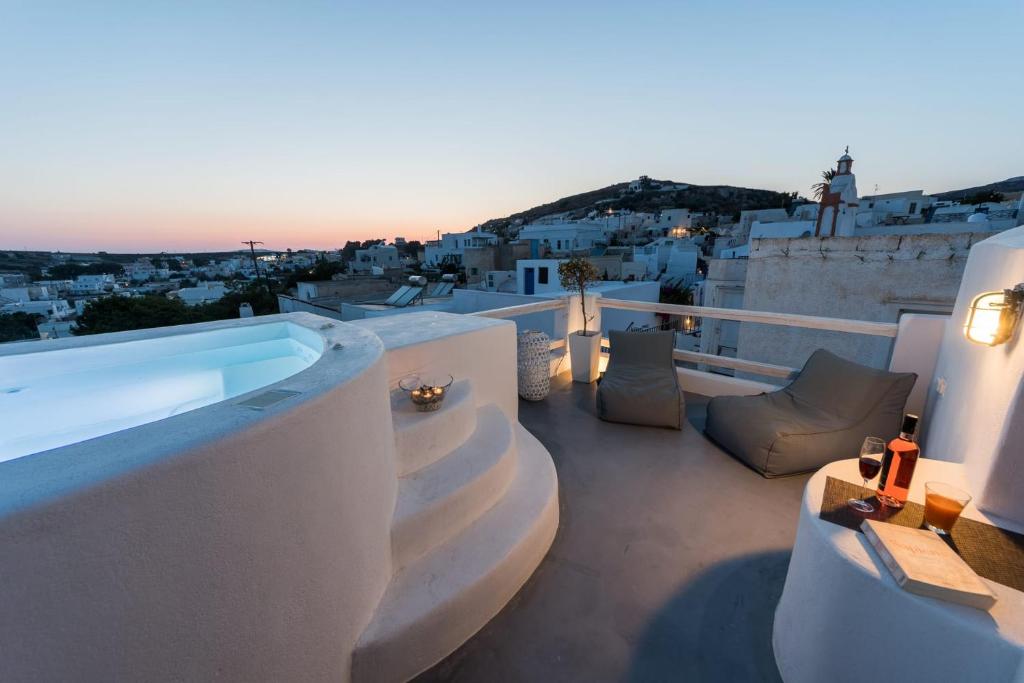 a balcony with a hot tub and a view of the city at The Luna Suite with jacuzzi in Emporio