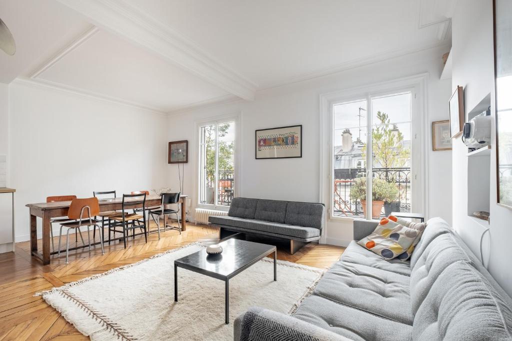 un salon avec un canapé et une table dans l'établissement Veeve - Spire View, à Paris