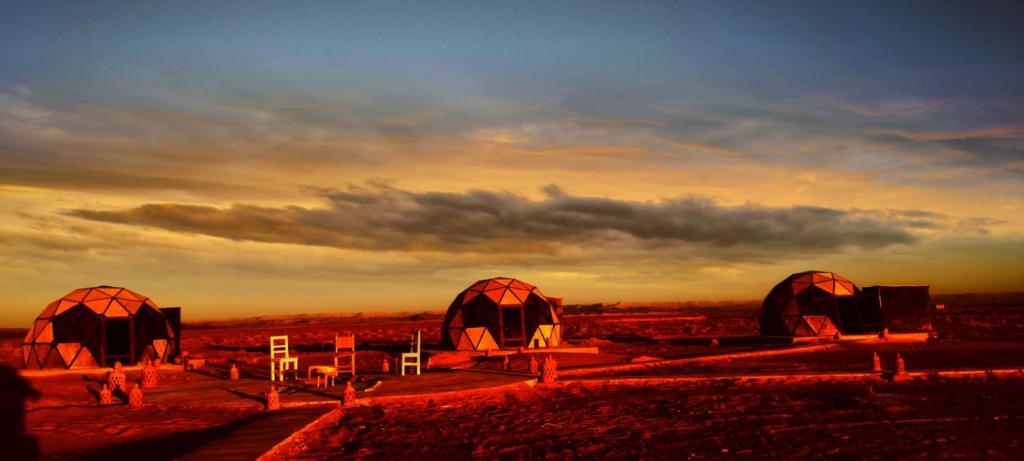Východ nebo západ slunce při pohledu z luxury tent nebo okolí
