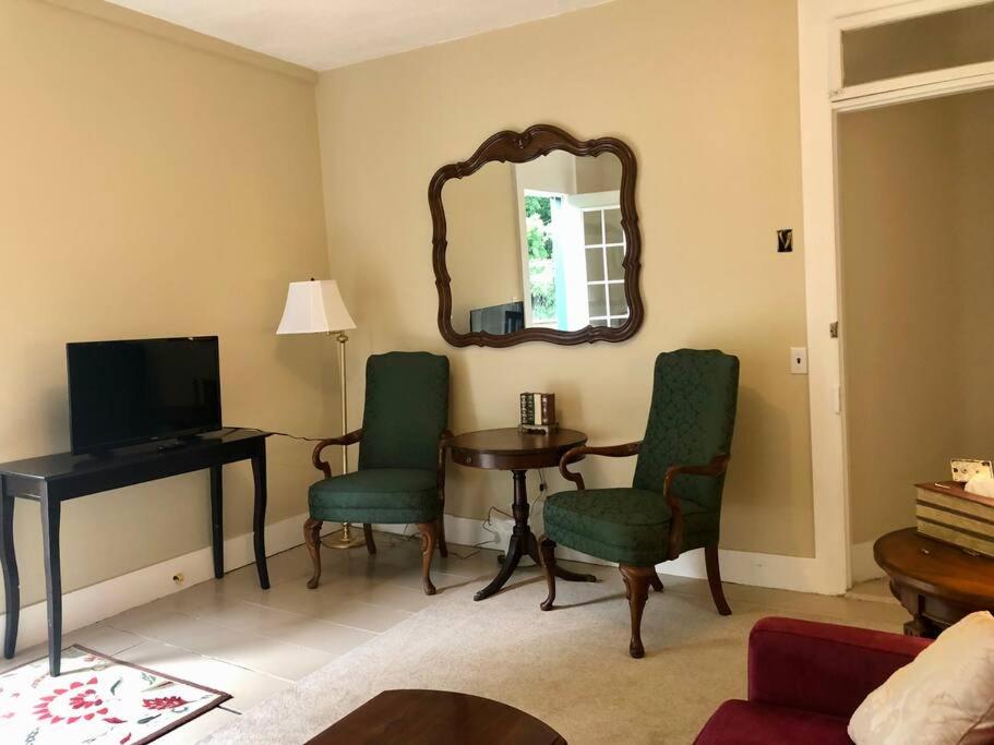 uma sala de estar com uma mesa e cadeiras e um espelho em Elegant 2BR Apt w 2 Bathrooms in Historic Hamlet by Berkshires & Hudson Valley, Walk to Restaurants em Hillsdale