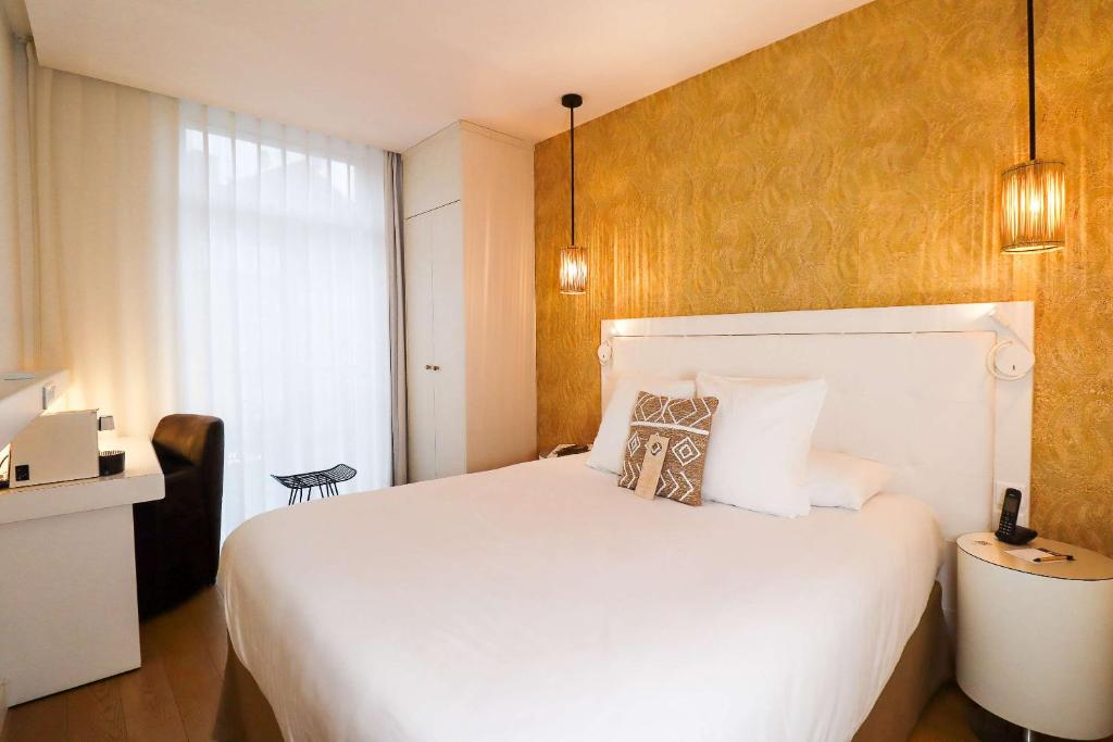 een slaapkamer met een groot wit bed en een raam bij Boa Hotel - BW Signature Collection - Lille Centre Gares in Lille