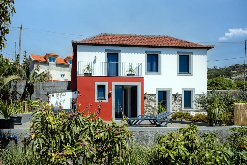 een huis met een rood en wit bij GuestReady - Leme Beach Breathtaking Views in Gaula