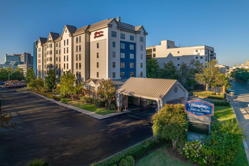 um hotel com uma placa em frente a um parque de estacionamento em Hampton Inn & Suites Nashville-Vanderbilt-Elliston Place em Nashville