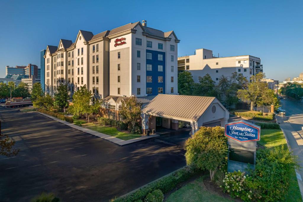Hampton Inn & Suites Nashville-Vanderbilt-Elliston Place في ناشفيل: فندق فيه لافته امام مواقف السيارات
