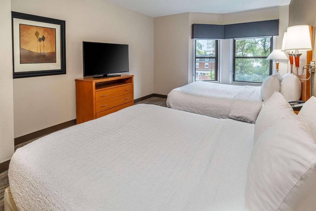 Hampton Inn & Suites Nashville-Vanderbilt-Elliston Place - 