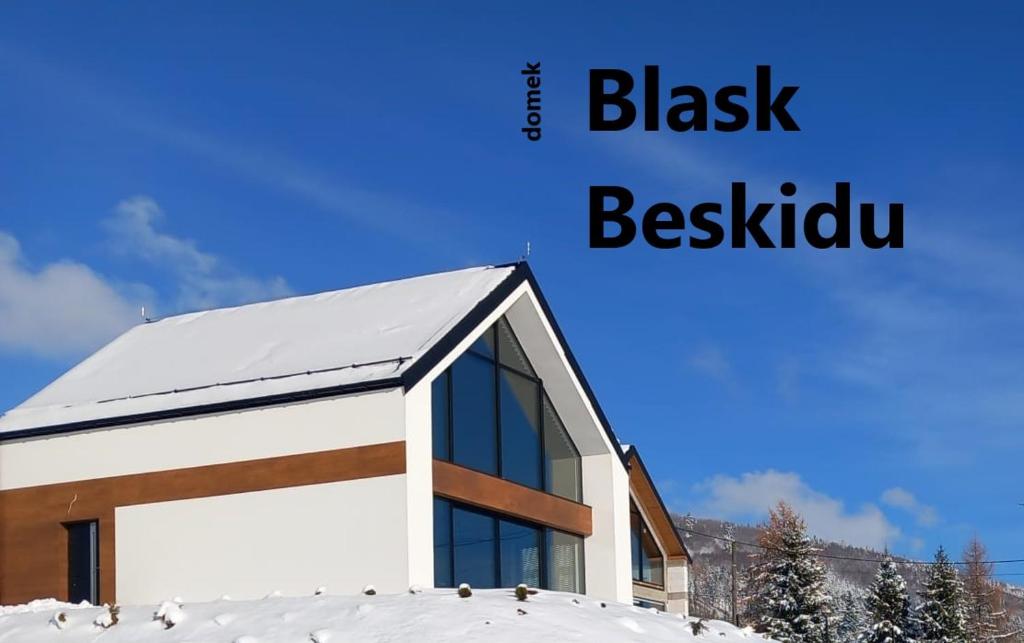 Un edificio con le parole che c'erano sopra il bestula nero. di domek blask Beskidu a Złatna
